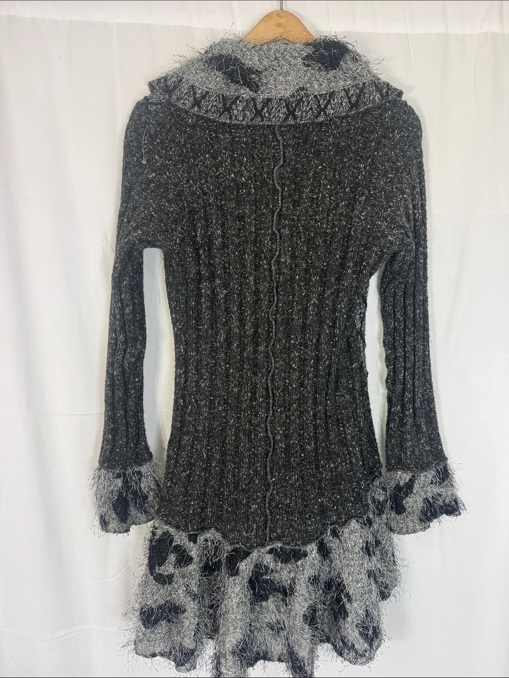 LIQUID BY SIONI BLACK GRAY FAUX FUR TRIM CARDIGAN SIZE M